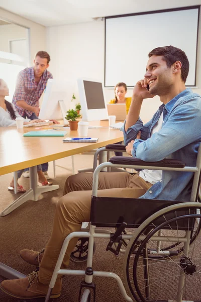 Kreativer Geschäftsmann im Rollstuhl am Telefon — Stockfoto