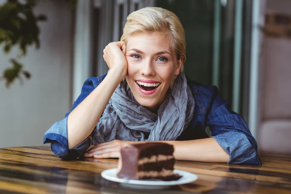 Blondin tittar på kameran — Stockfoto