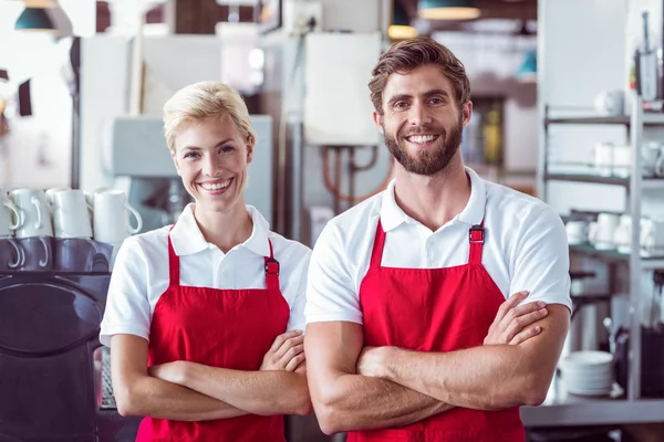 Dois baristas sorrindo para a câmera — Fotografia de Stock