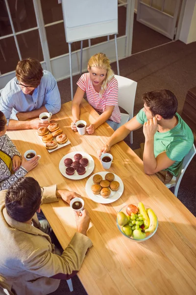 Uomini d'affari con dessert — Foto Stock