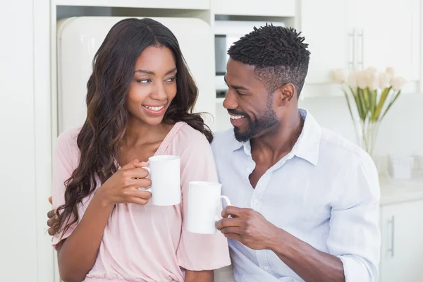 Lyckliga paret ha kaffe tillsammans — Stockfoto