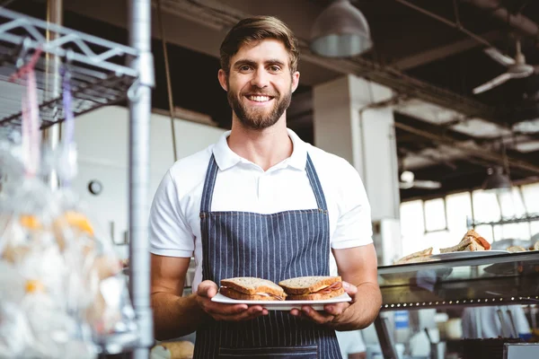 Šťastný pracovník podniku sendviče — Stock fotografie
