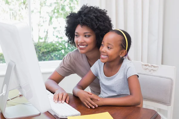 Mutlu anne ve kızı bilgisayar kullanarak — Stok fotoğraf
