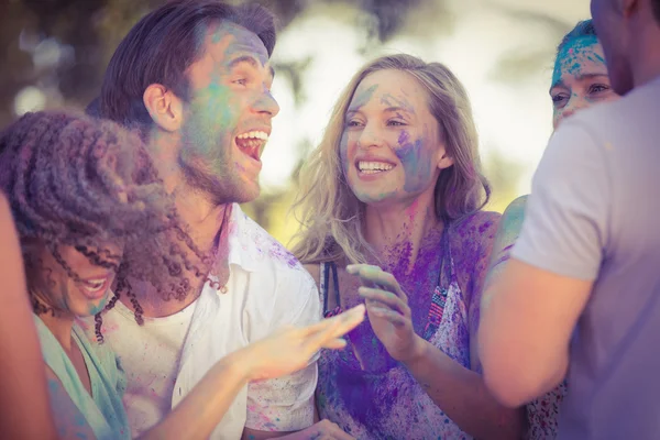 Freunde haben Spaß mit Puderfarbe — Stockfoto