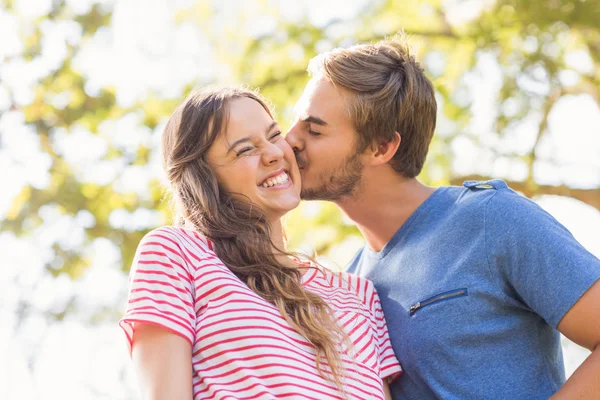 Nettes Paar küsst sich im Park — Stockfoto