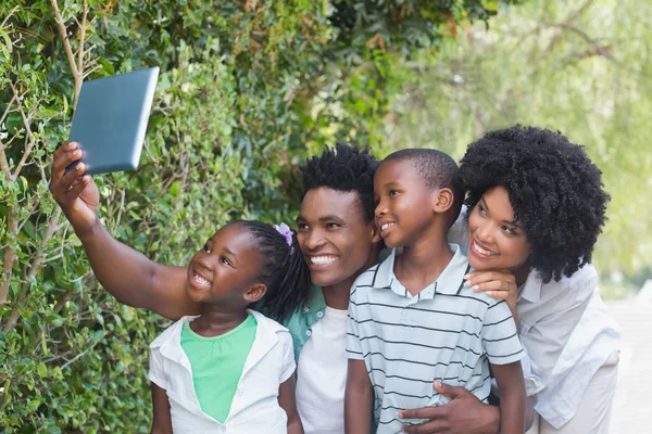 Felice famiglia prendendo selfie con tablet pc — Foto Stock