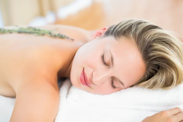 Blondin ligga på massagebänk med lavanda — Stockfoto