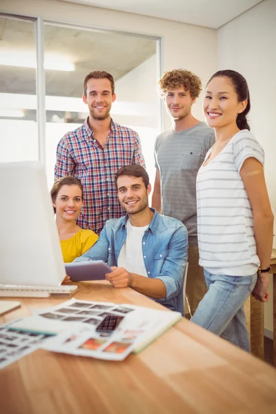 Samlade kreativa företag team ler mot kameran — Stockfoto