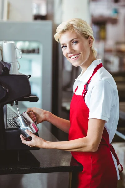 Bonito barista usando a máquina de café — Fotografia de Stock