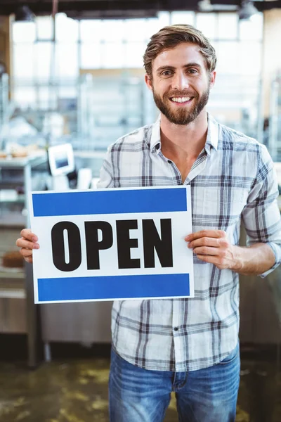 Proprietario del caffè sorridente alla fotocamera — Foto Stock