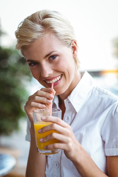 Jovem mulher tendo copo de suco de laranja — Fotografia de Stock