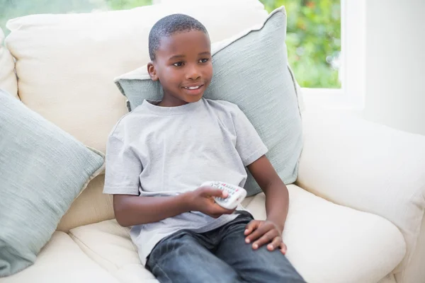 Mały chłopiec oglądanie tv na kanapie — Zdjęcie stockowe