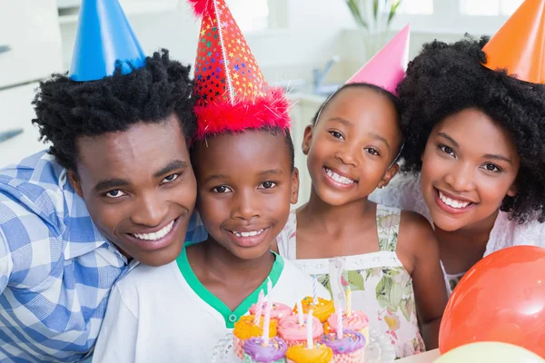 Família feliz comemorando um aniversário juntos — Fotografia de Stock