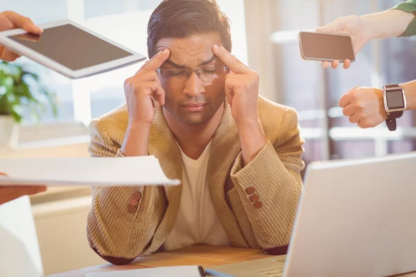 Homem rodeado de trabalho — Fotografia de Stock