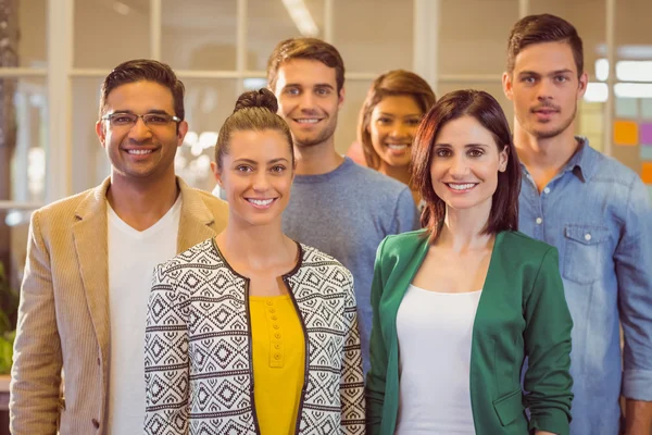 Glada affärsteam ler mot kameran — Stockfoto