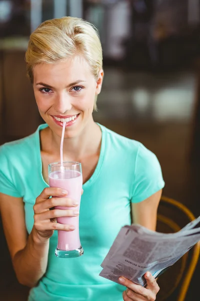 Blond kvinna njuter av hennes milkshake — Stockfoto