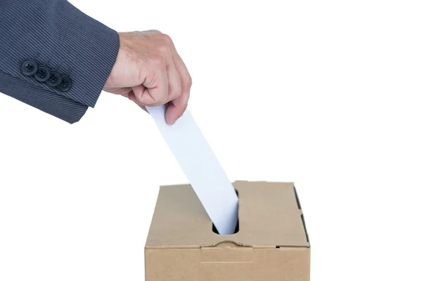 Geschäftsmann wirft Stimmzettel in Wahlurne — Stockfoto