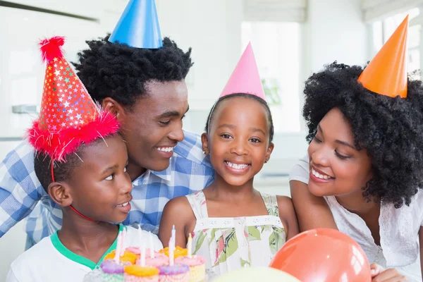 Szczęśliwa rodzina razem obchodzi urodziny — Zdjęcie stockowe