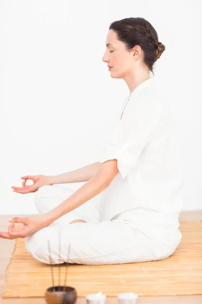 Uma mulher em uma posição de meditação — Fotografia de Stock