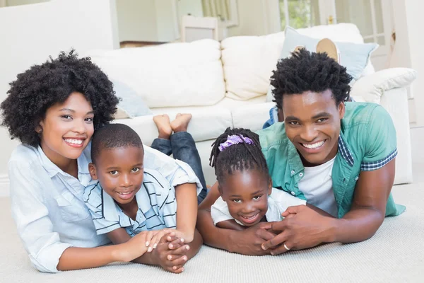 Familia feliz tendida en el suelo — Foto de Stock