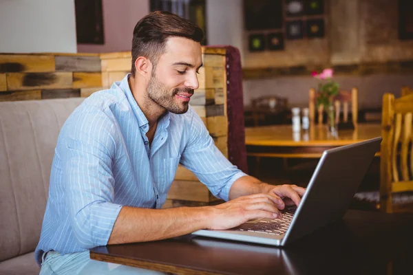 Усміхнений бізнесмен використовує свій ноутбук — стокове фото