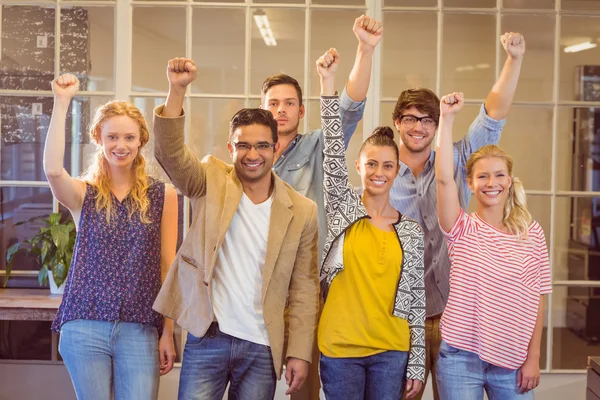 Gente de negocios animando a la cámara — Foto de Stock