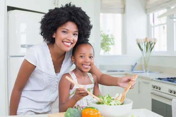 Moeder en dochter maken samen een salade — Stockfoto