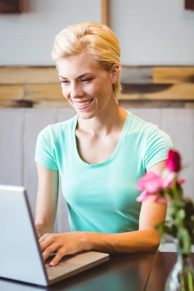 Щаслива красива блондинка за допомогою комп'ютера — стокове фото