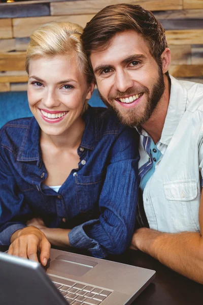 Couple on date watching photos on laptop — Stock Photo, Image