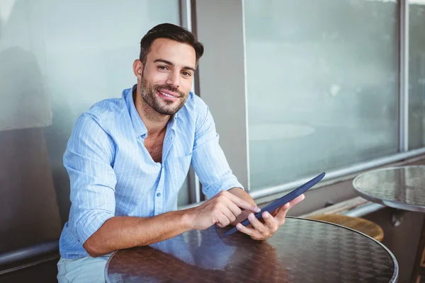 Homem de negócios sorrindo usando um tablet — Fotografia de Stock