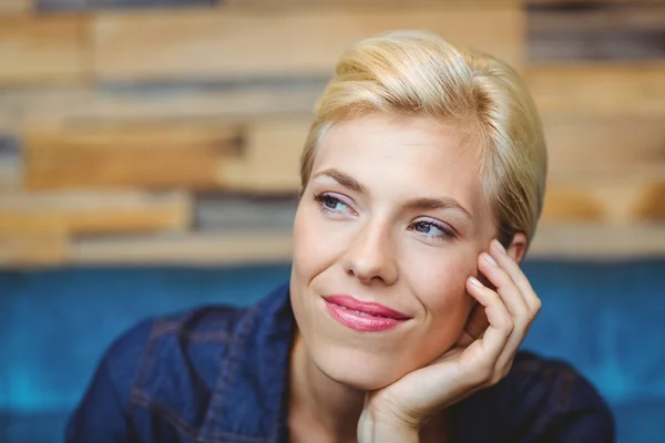 Nachdenkliche hübsche Blondine schaut weg — Stockfoto