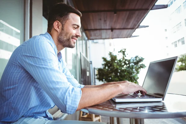 Homme d'affaires souriant utilisant son ordinateur portable — Photo