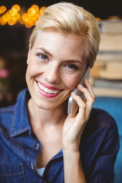 Telefon güzel sarışın gülümseyerek — Stok fotoğraf