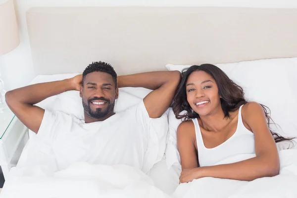 Mutlu bir çift yatakta birlikte yatan — Stok fotoğraf
