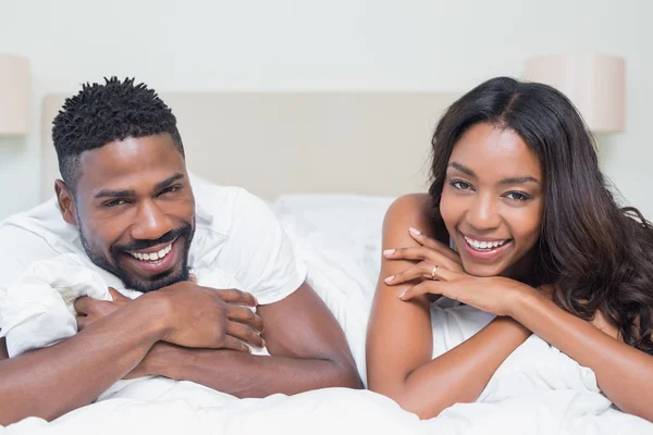 Casal feliz na cama juntos — Fotografia de Stock