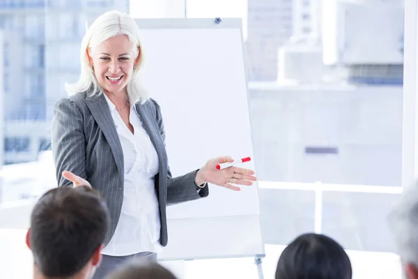 Business team guardando lo schermo bianco — Foto Stock