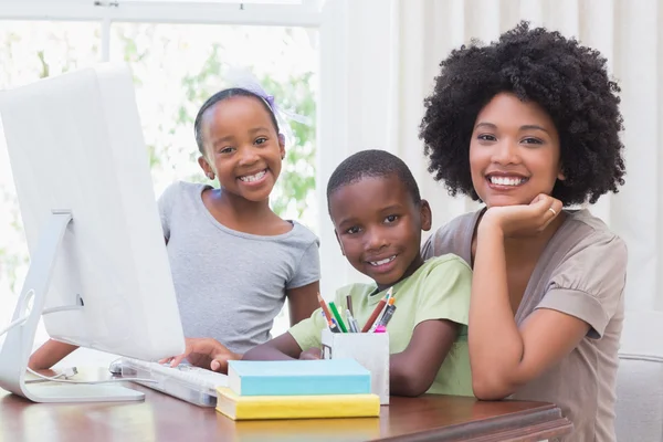 Met behulp van de computer en gelukkige familie — Stockfoto