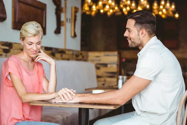 Couple sur la date tenant la main — Photo