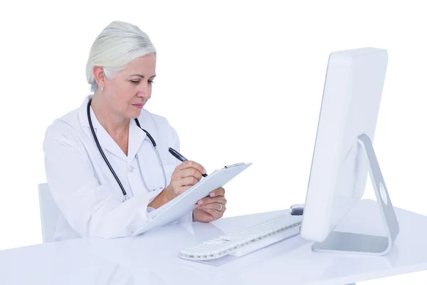 Läkare som arbetar på hennes dator — Stockfoto