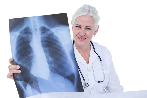 Ernstige lachende arts kijken naar x-ray — Stockfoto