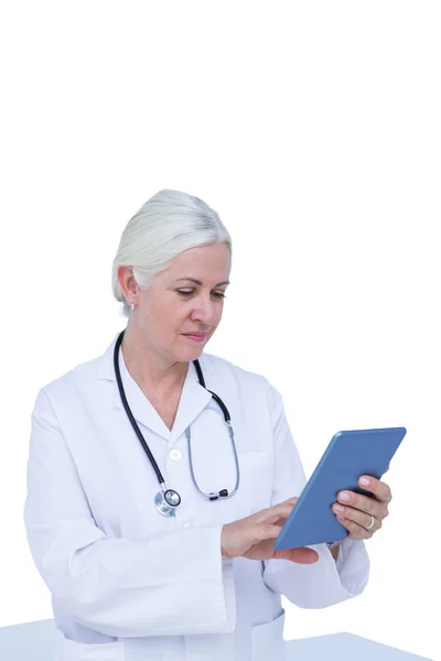 Medico in piedi con tablet pc — Foto Stock