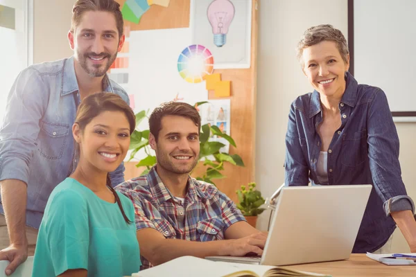 Kollegen nutzen Laptop im Büro — Stockfoto