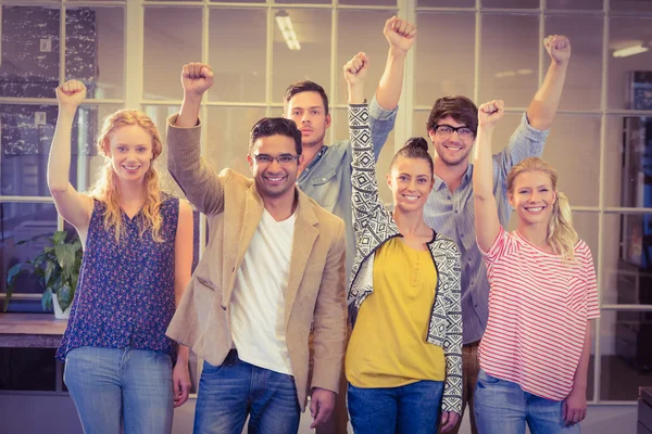 Mensen uit het bedrijfsleven juichen op de camera — Stockfoto