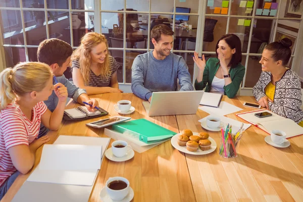 Kollegen nutzen Laptop im Büro — Stockfoto