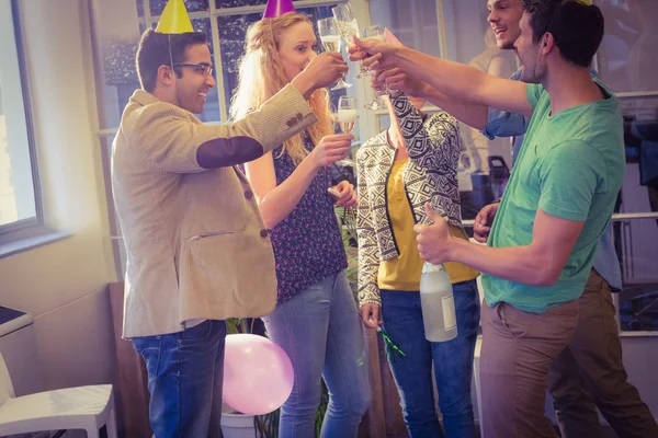 Mensen uit het bedrijfsleven een verjaardag vieren — Stockfoto