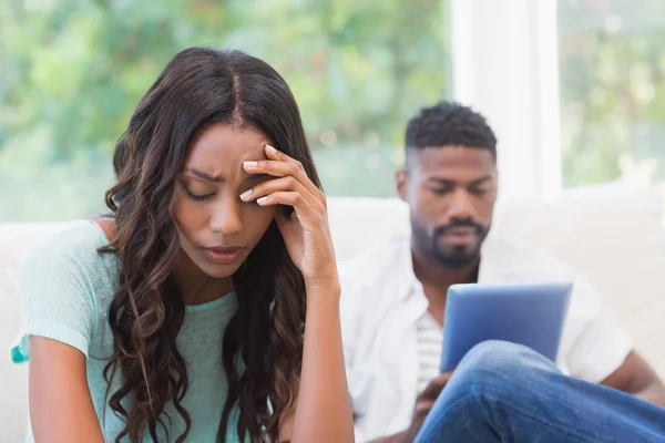 Boos vrouw wordt genegeerd door partner — Stockfoto