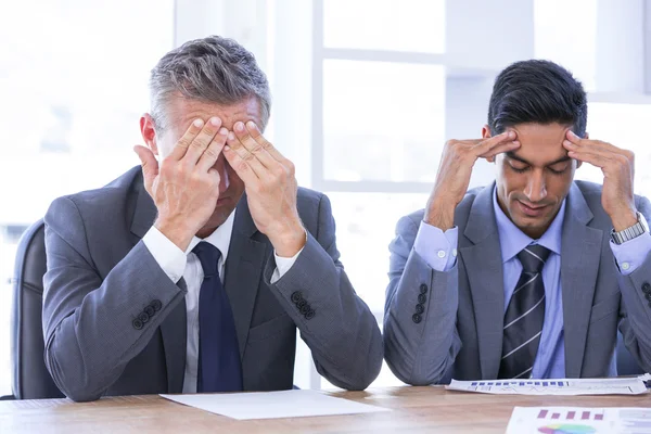 Empresários estressados no escritório — Fotografia de Stock