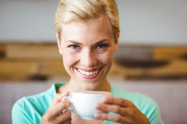 Bonita rubia sosteniendo una taza de café — Foto de Stock