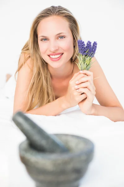 Blonde liggend op een massagetafel — Stockfoto