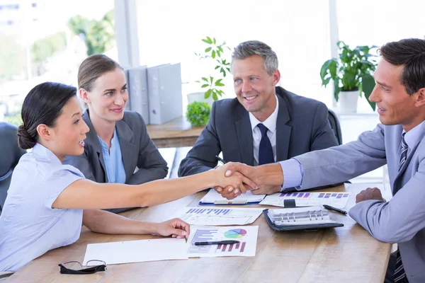 Zakenman ontmoeting met collega's met laptop — Stockfoto